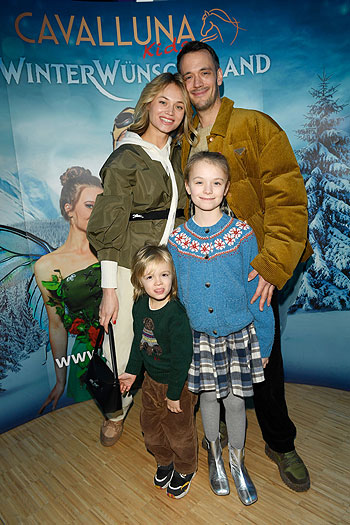 Olga L&ouml;ffler und Mann Niclas L&ouml;ffler und Tochter Maya L&ouml;ffler und Sohn Oscar L&ouml;ffler (@CAVALLUNA Wintershow Premiere Agency People Image (c) Michael Tinnefeld)